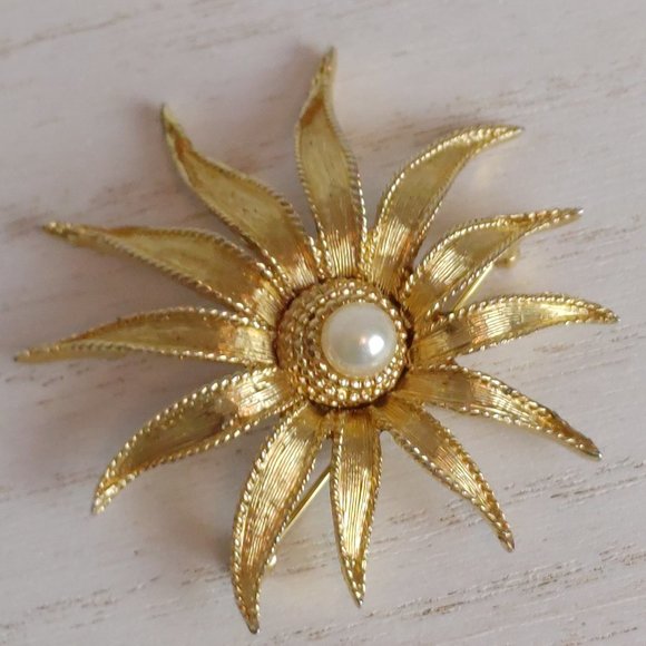 Vintage Marcel Boucher Brooch #7441 Gold Floral with Faux Pearl Center - Picture 9 of 10